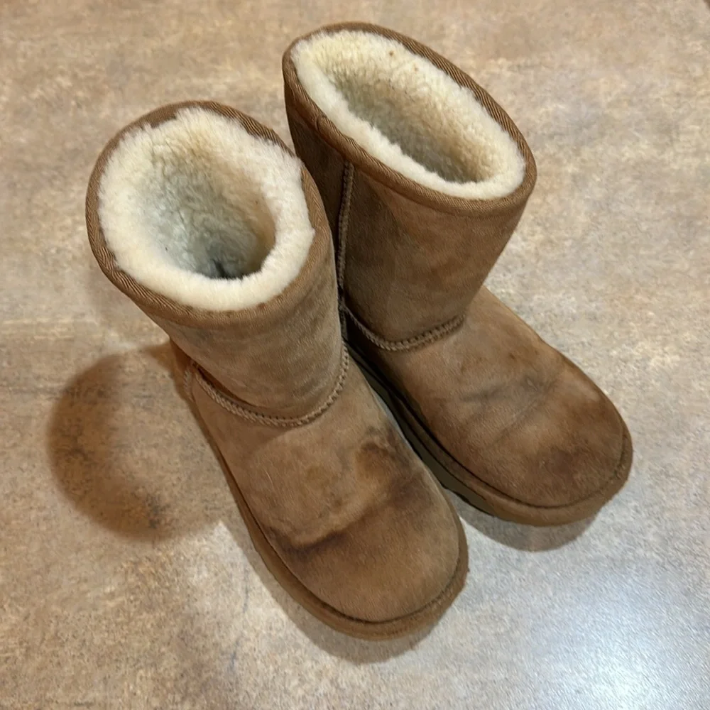 Little girls UGG boots size is out see pictures for measurements
